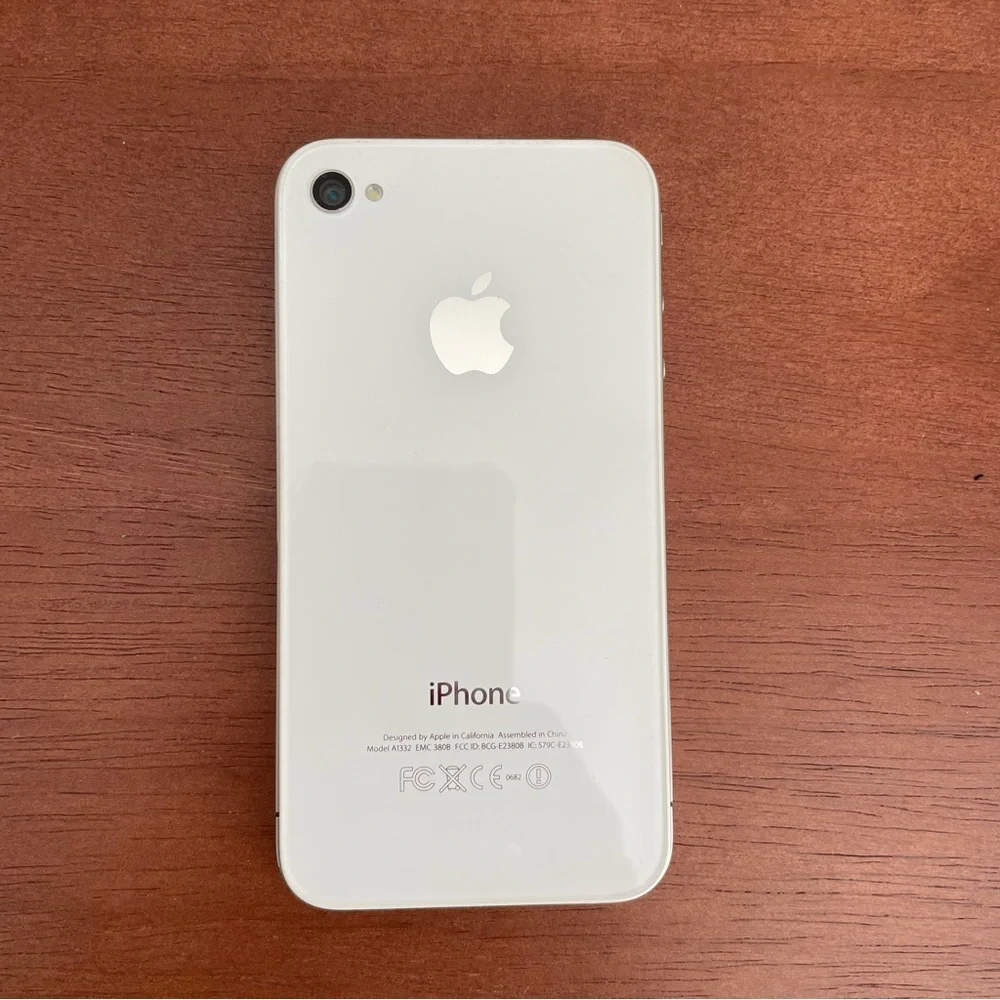 iPhone 4, 8GB, in good condition, white, small and cute
